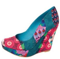 Farbflash im Schuhschrank - Schuhe in Knallfarben sind fröhlich und dressed-up. Bunte Drucke, Colourblocking und Neon-Lack gesellen sich neben Unis in Zitronengelb, Apfelgrün und Himbeerpink.  Vor dem Flash aus Knallfarben sind jetzt auch Herrenschuhe nicht sicher. 